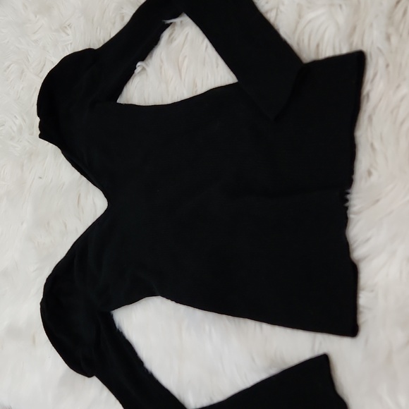 Guess Sweaters - Guess v neck/back sweater- small